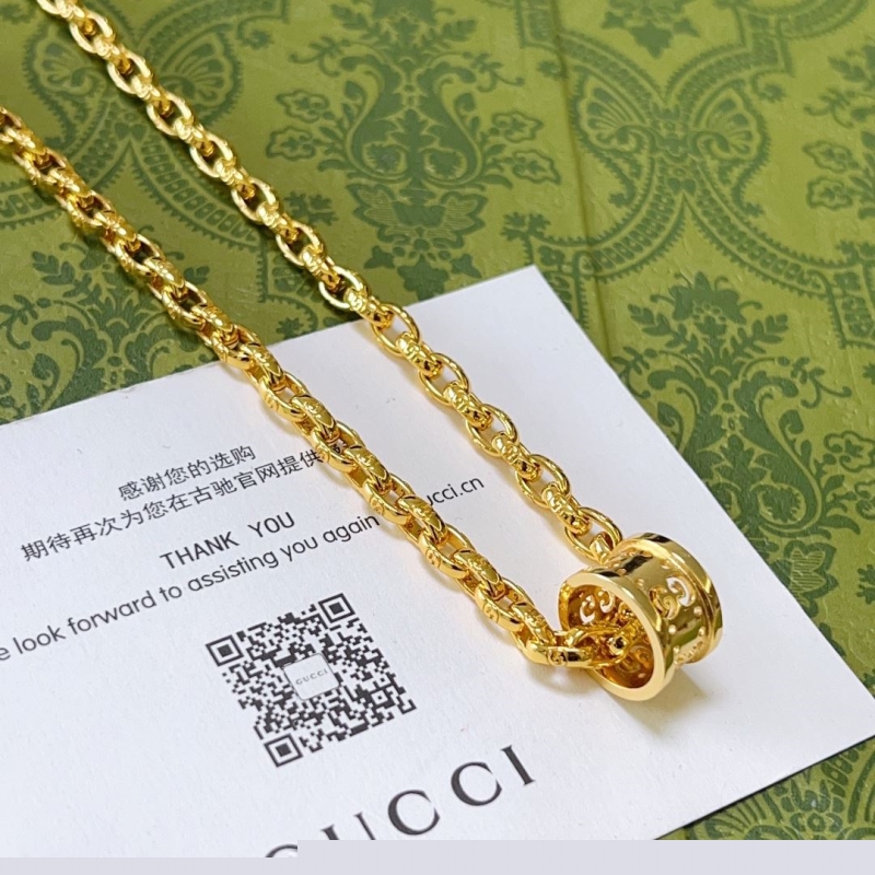 G*u*i necklaces
